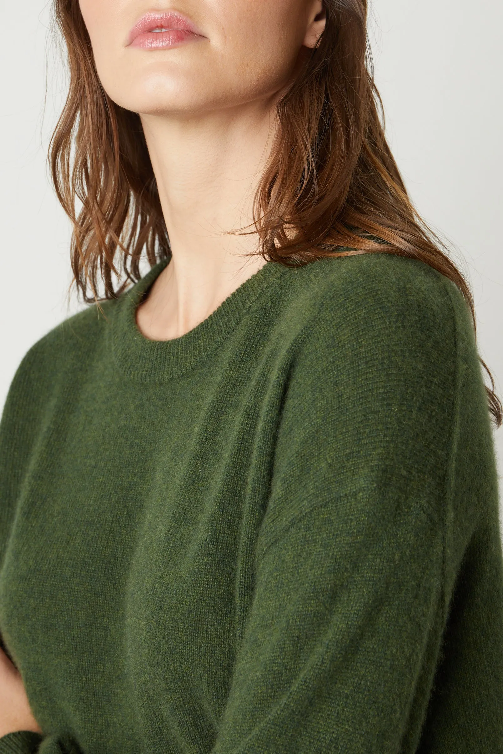 BRYNNE CASHMERE CREW NECK SWEATER IN FOREST