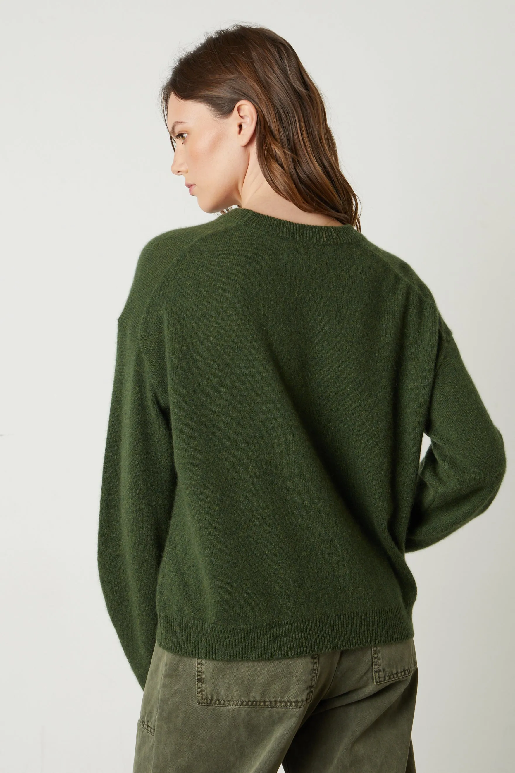 BRYNNE CASHMERE CREW NECK SWEATER IN FOREST