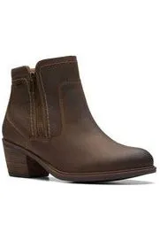 Clarks Boots Neva Zip in Taupe Leather