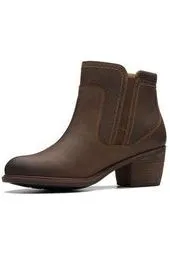 Clarks Boots Neva Zip in Taupe Leather